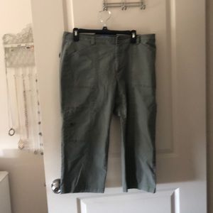 Women’s capris army green
